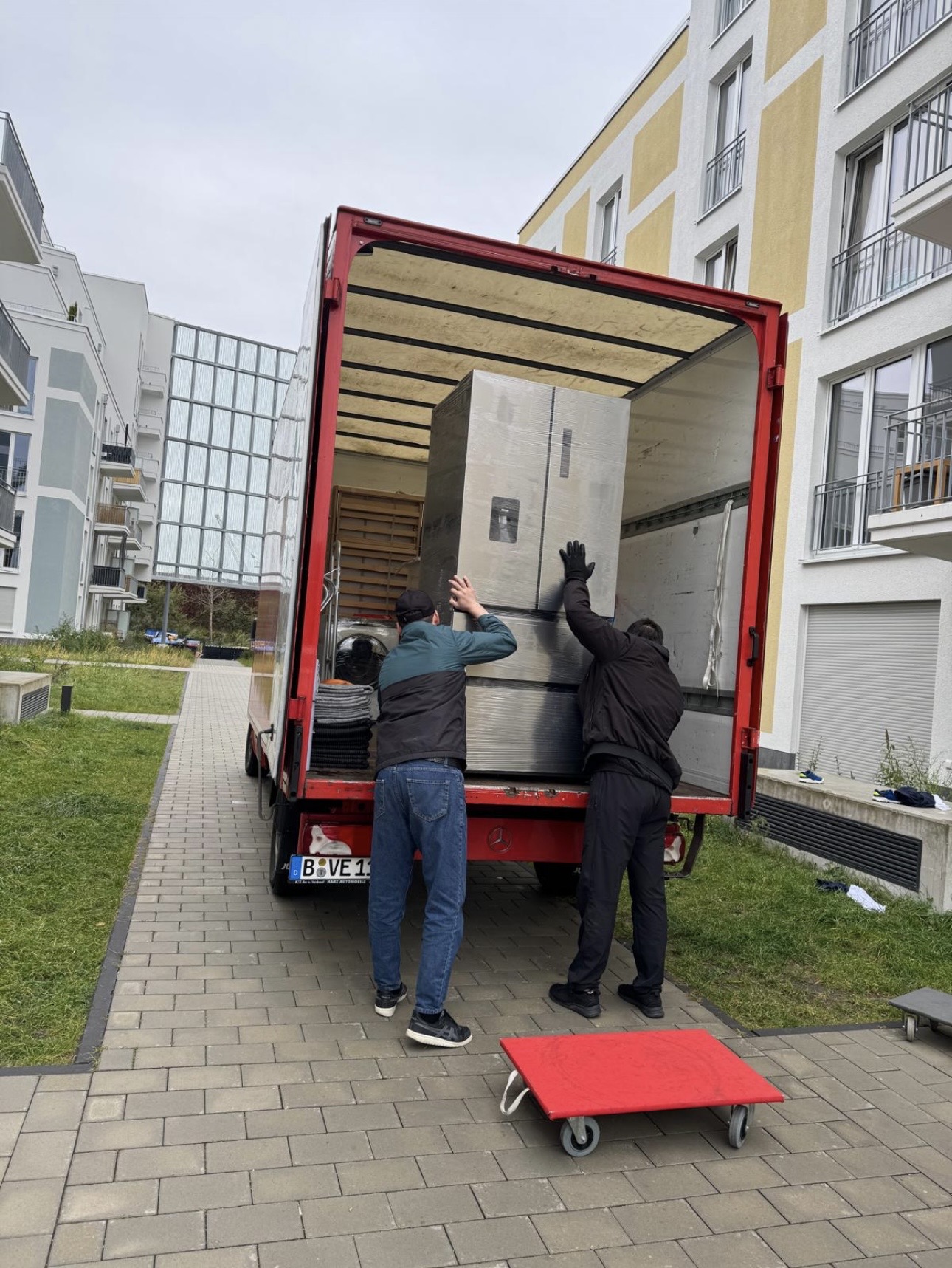 Umzug in Berlin – Kahl Umzüge Team beim Verladen