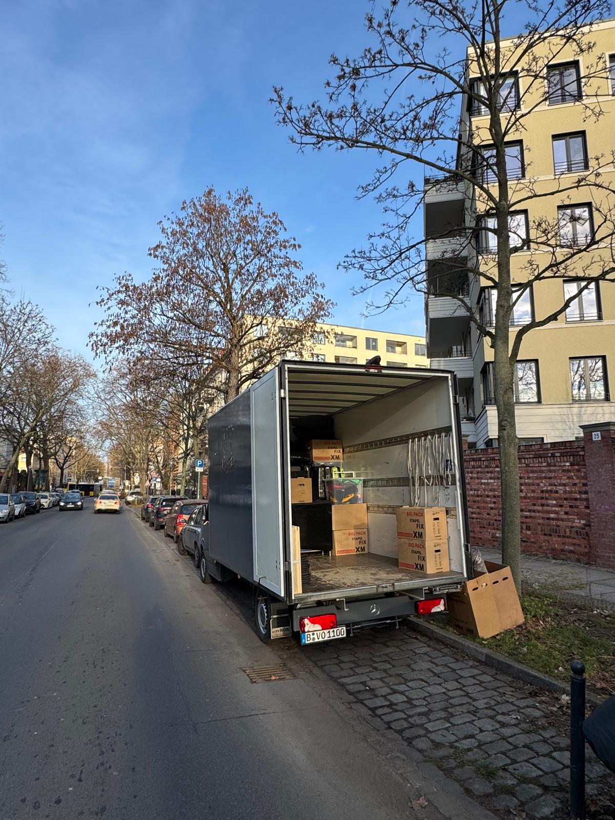 Umzugsfirma Berlin – Transporter wird beladen