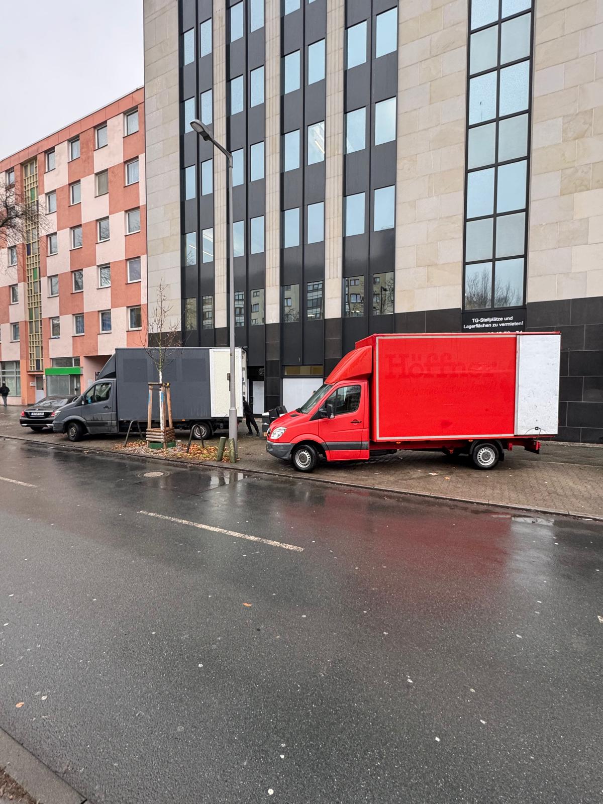 Firmenumzug Berlin – Büromöbel werden transportiert