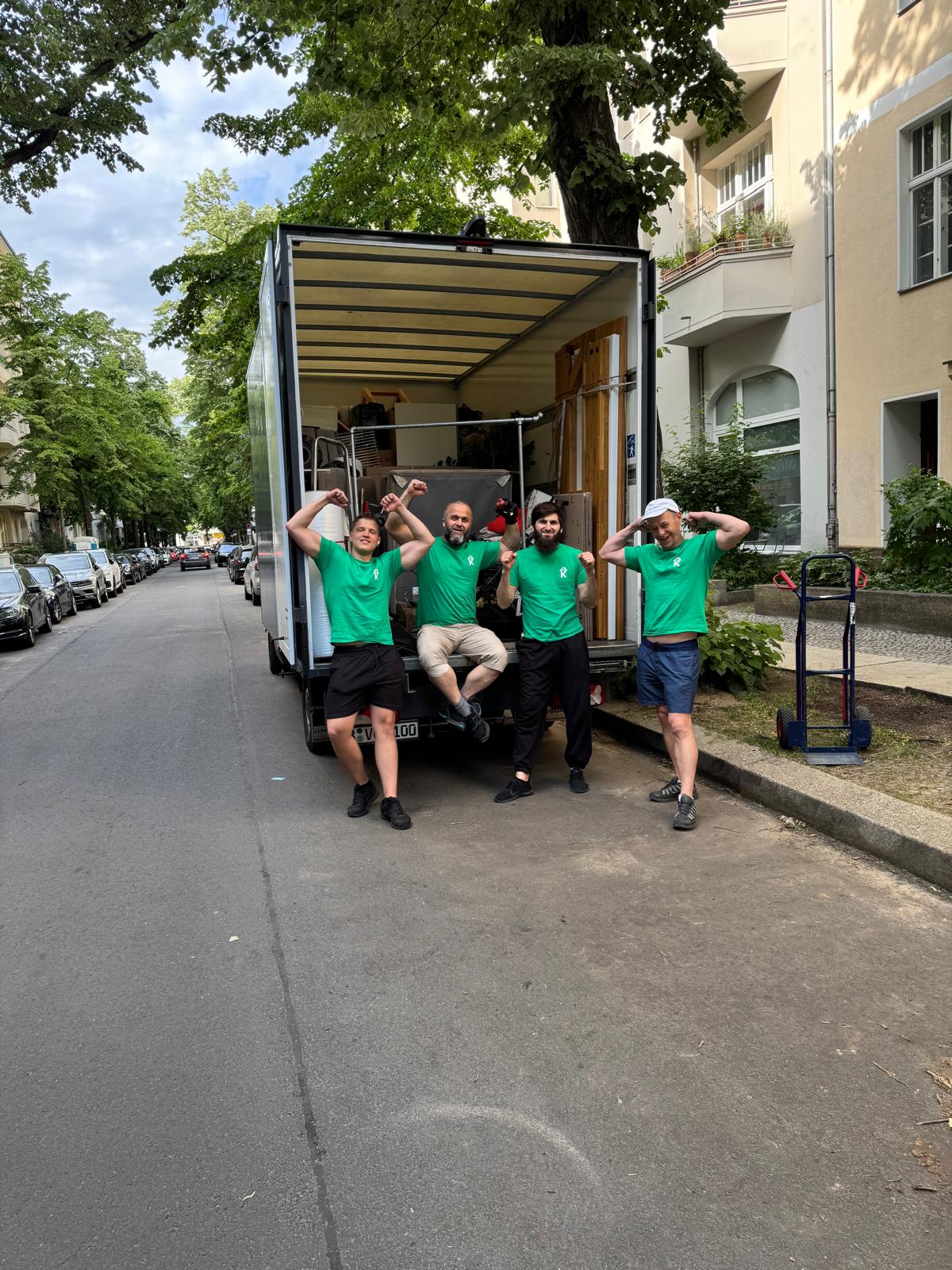 Umzug Berlin – Kahl Umzüge Team beim Verladen der Möbel
