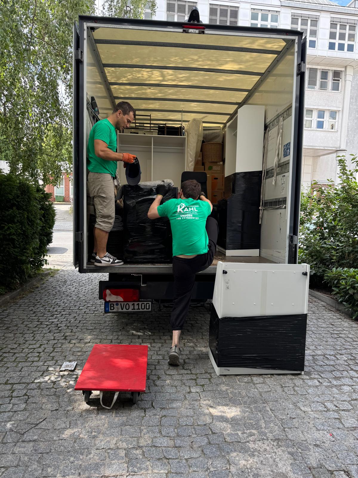 Umzugsfirma Berlin – Transporter wird professionell beladen